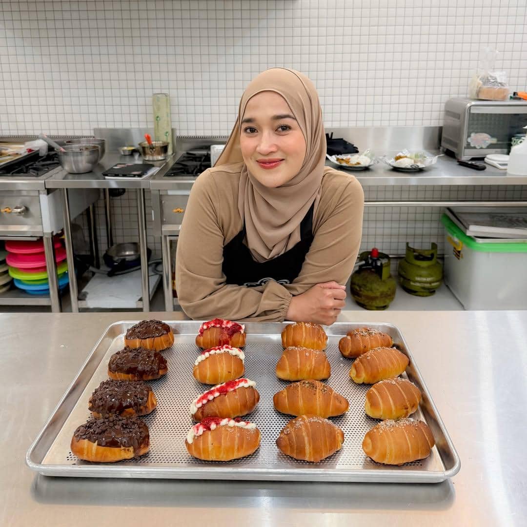 Ririe Fairus saat belajar membuat roti