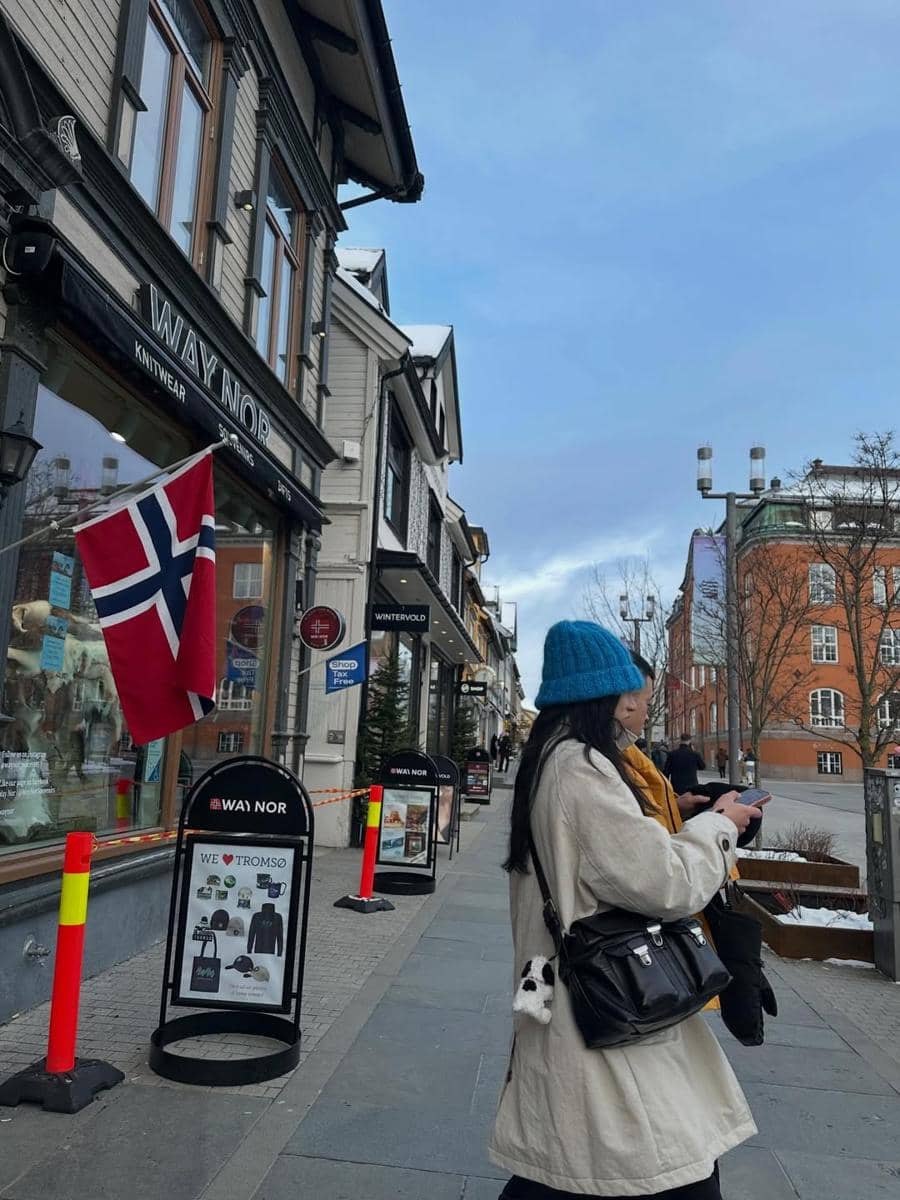 Acha Septriasa jalan-jalan di Kota Tromsø.