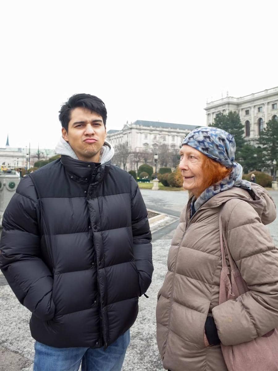 Luna Maya jalan-jalan di Austria