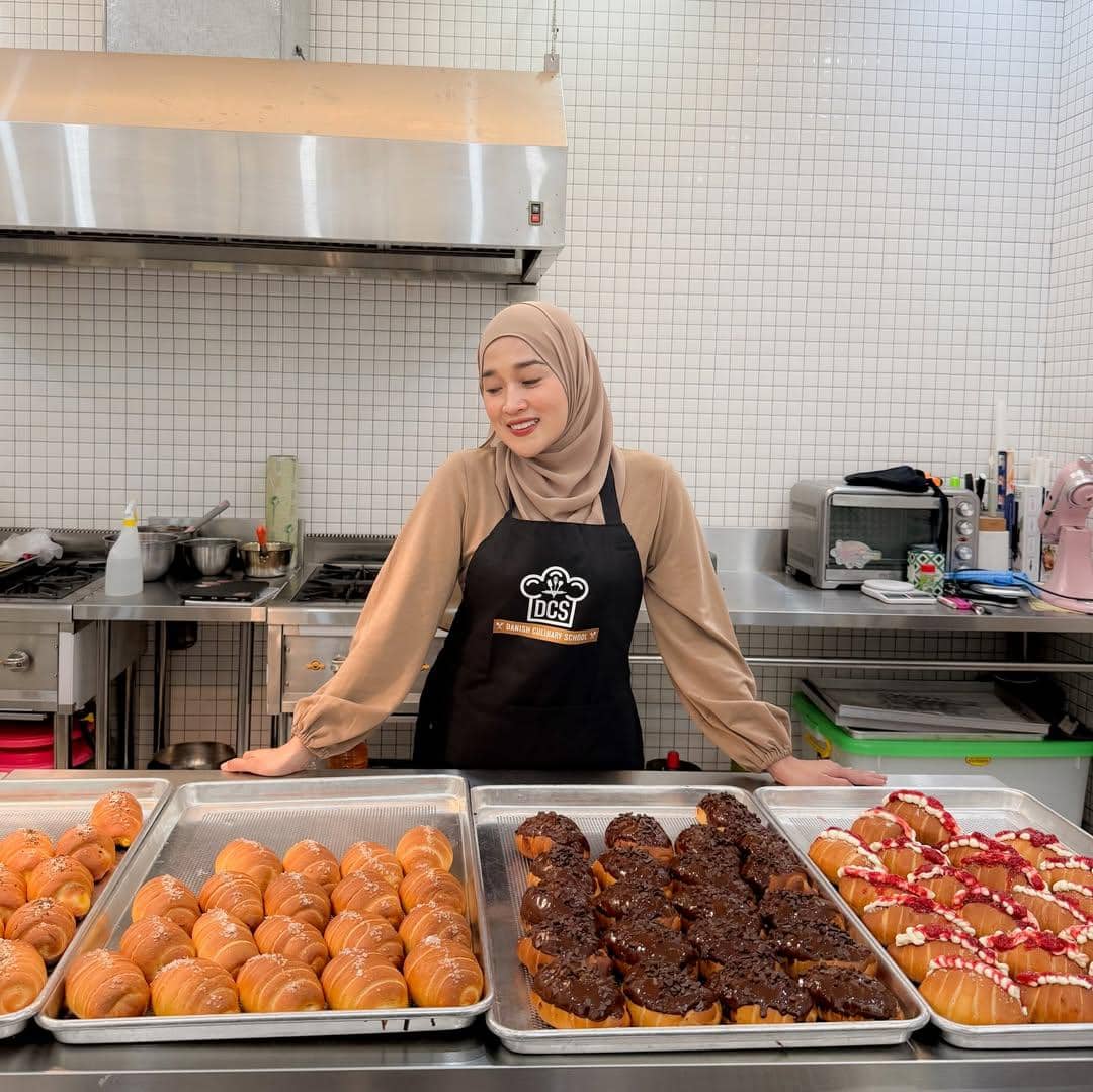 Ririe Fairus saat belajar membuat roti