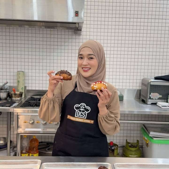 Ririe Fairus saat belajar membuat roti