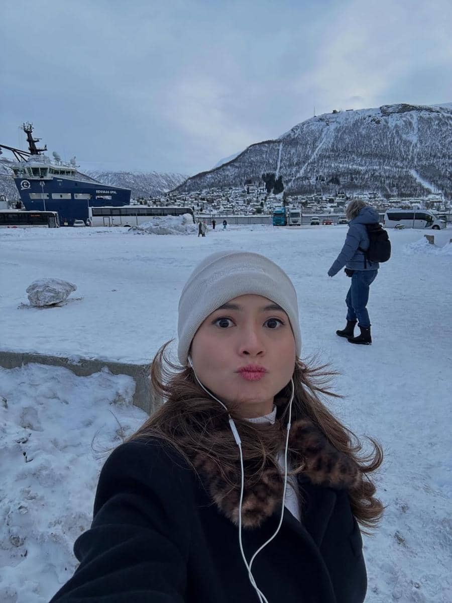 Acha Septriasa jalan-jalan di Kota Tromsø.