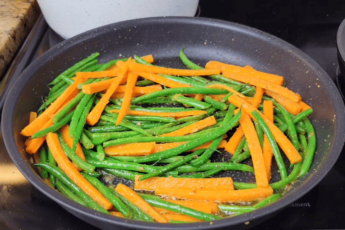 ilustrasi tumis buncis wortel kemiri 