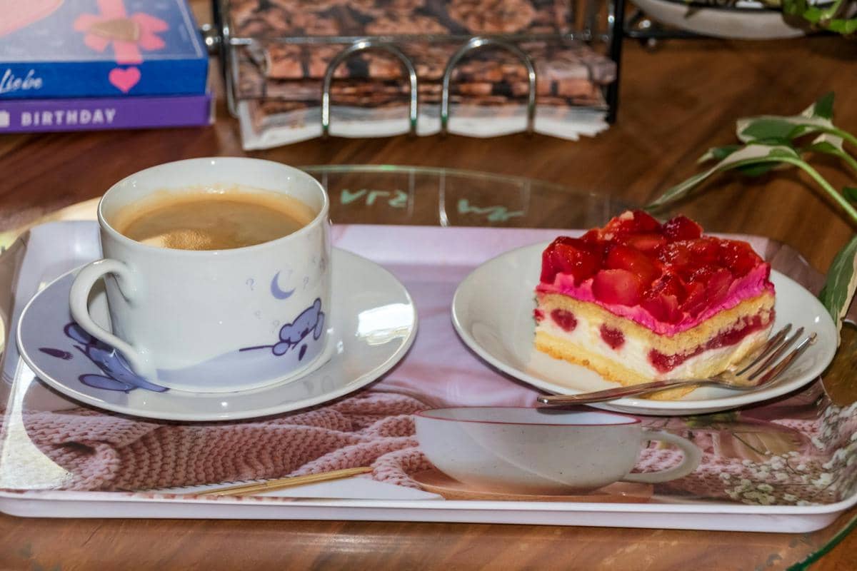 ilustrasi strawberry custard cake yang disajikan bersama latte