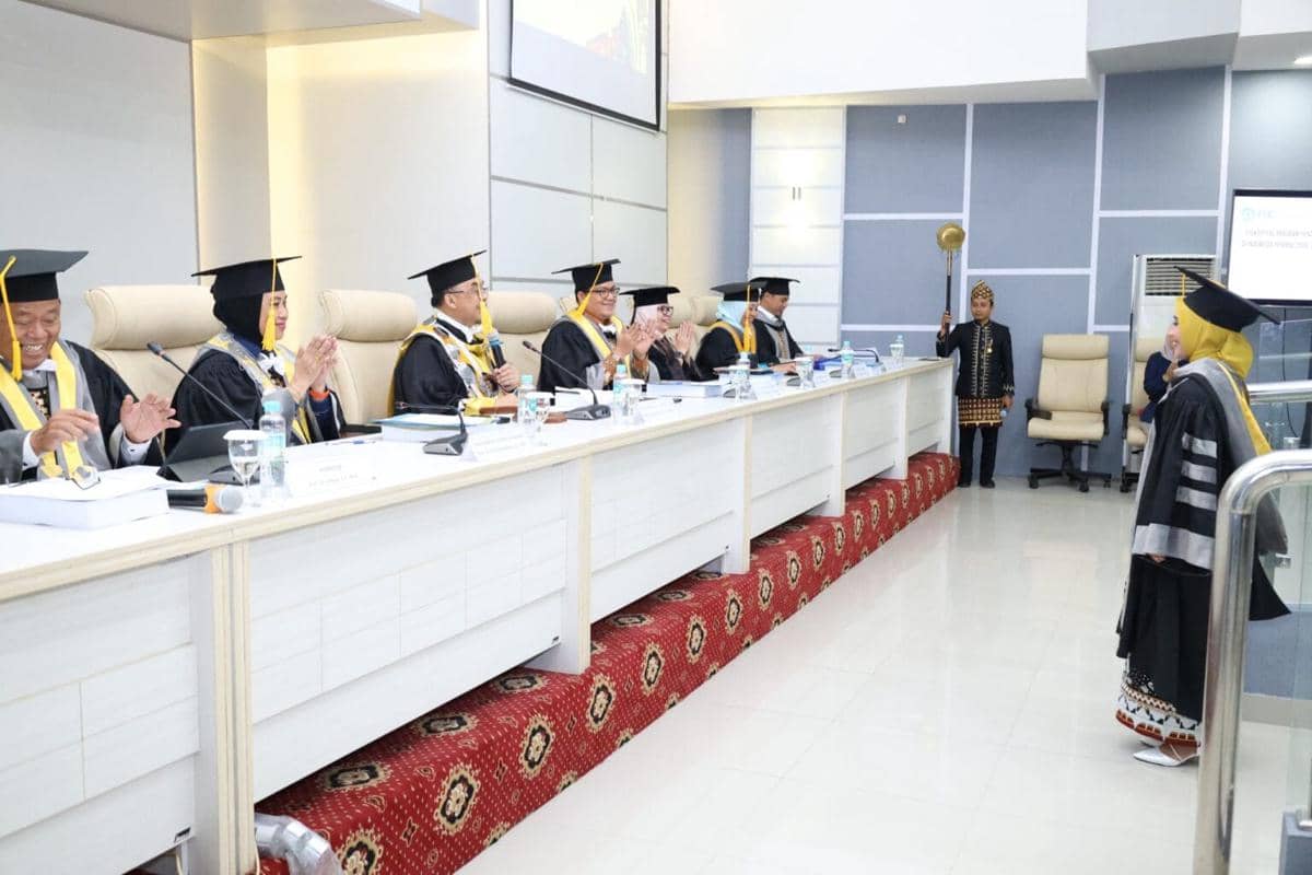 Ukhti Ciptawaty resmi meraih gelar Doktor Ilmu Ekonomi ke-54 Fakultas Ekonomi dan Bisnis (FEB) Universitas Lampung (Unila)