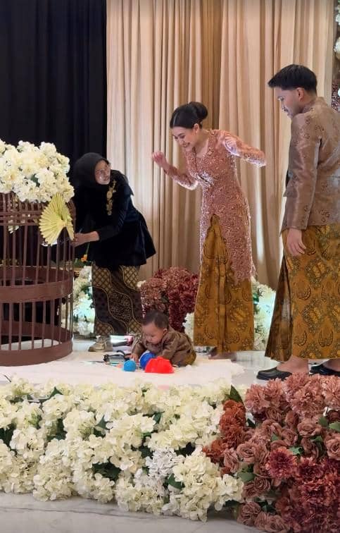 Tedak Siten Baby Arash, Anak Aaliyah dan Thariq Halilintar (instagram.com/aaliyah.massaid)
