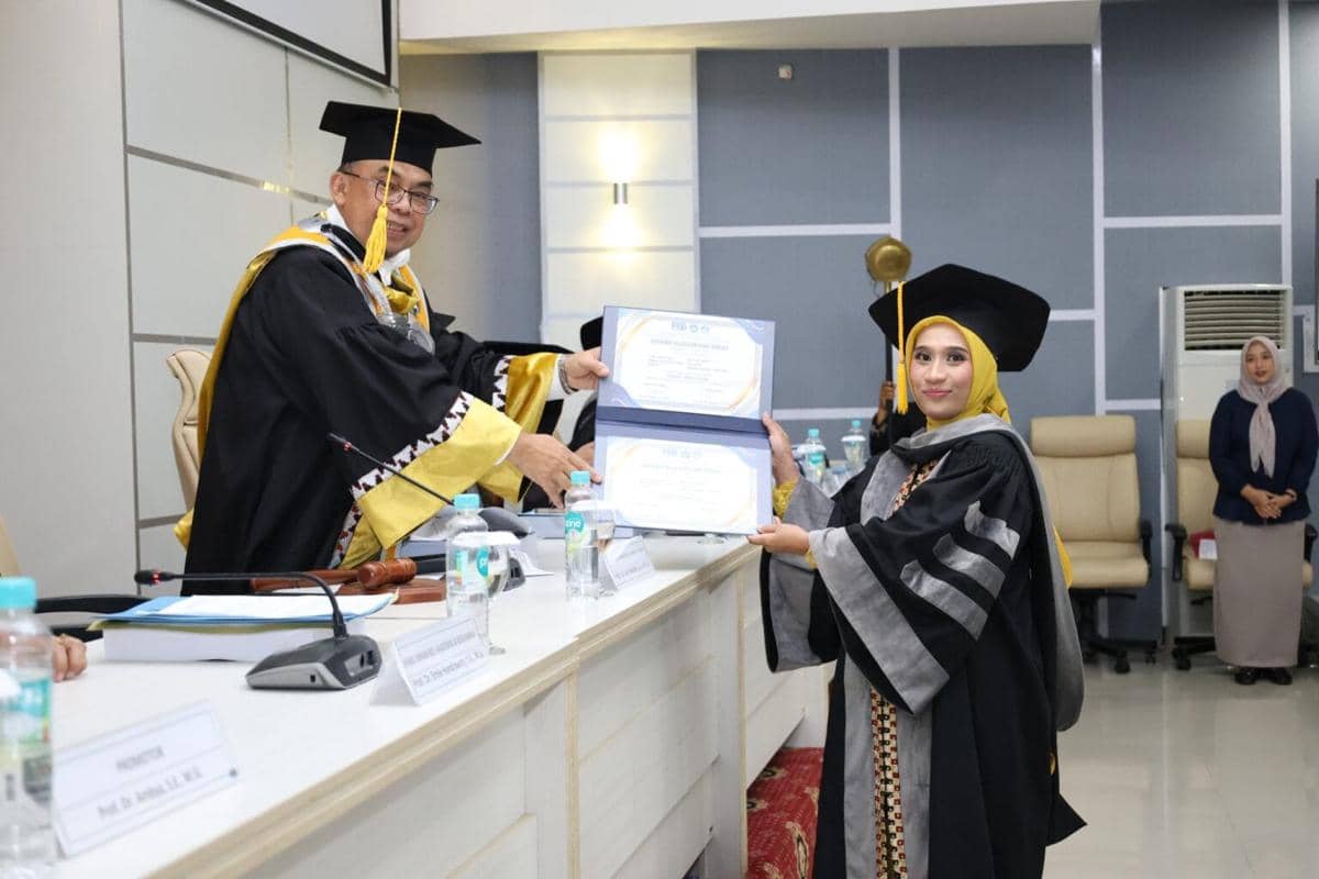 Ukhti Ciptawaty resmi meraih gelar Doktor Ilmu Ekonomi ke-54 Fakultas Ekonomi dan Bisnis (FEB) Universitas Lampung (Unila)