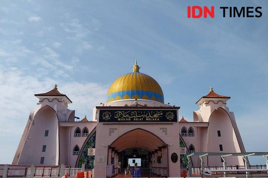 Potret Masjid Selat Melaka di Melaka, Malaysia