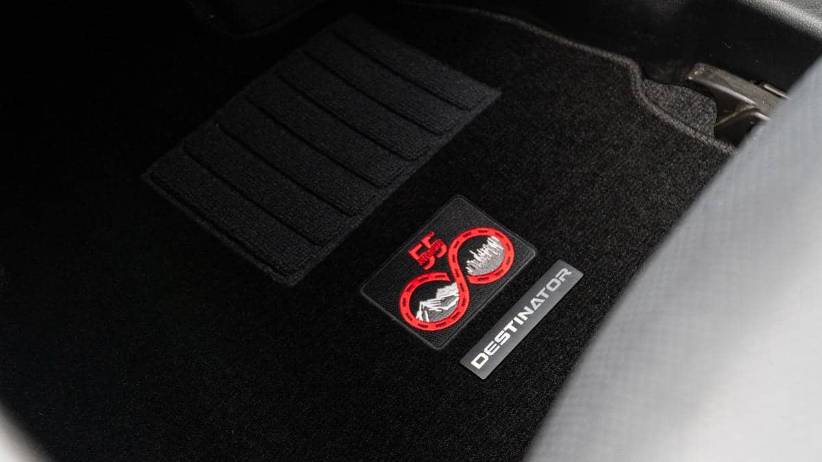 Emblem 55th Anniversary di karpet (MMKSI)