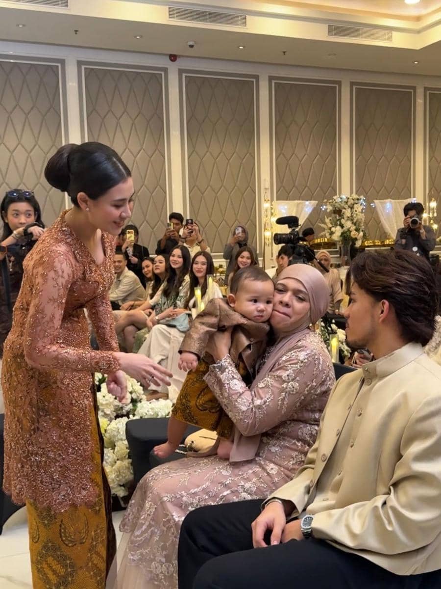 Keluarga di Tedak Siten Baby Arash (instagram.com/aaliyah.massaid)