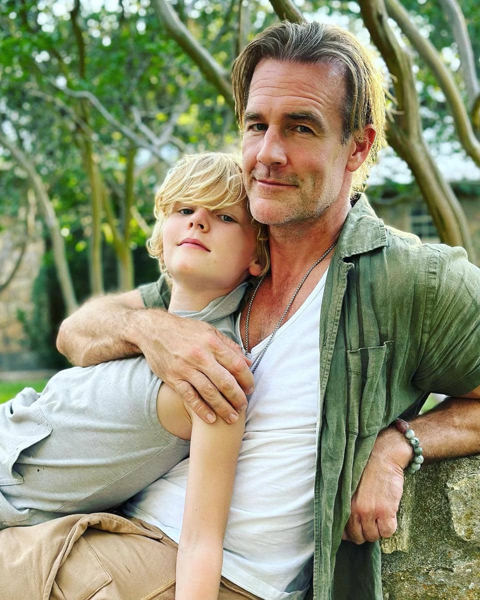 Potret James Van Der Beek bersama putranya