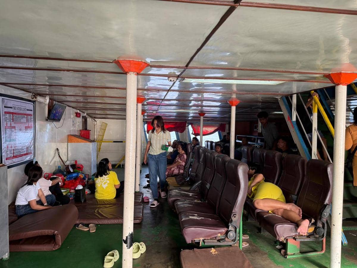 Warga Pulau Ruang saat berangkat menggunakan kapal ke Kabupaten Bolsel, Sulawesi Utara. Dok. Pemkab Sitaro