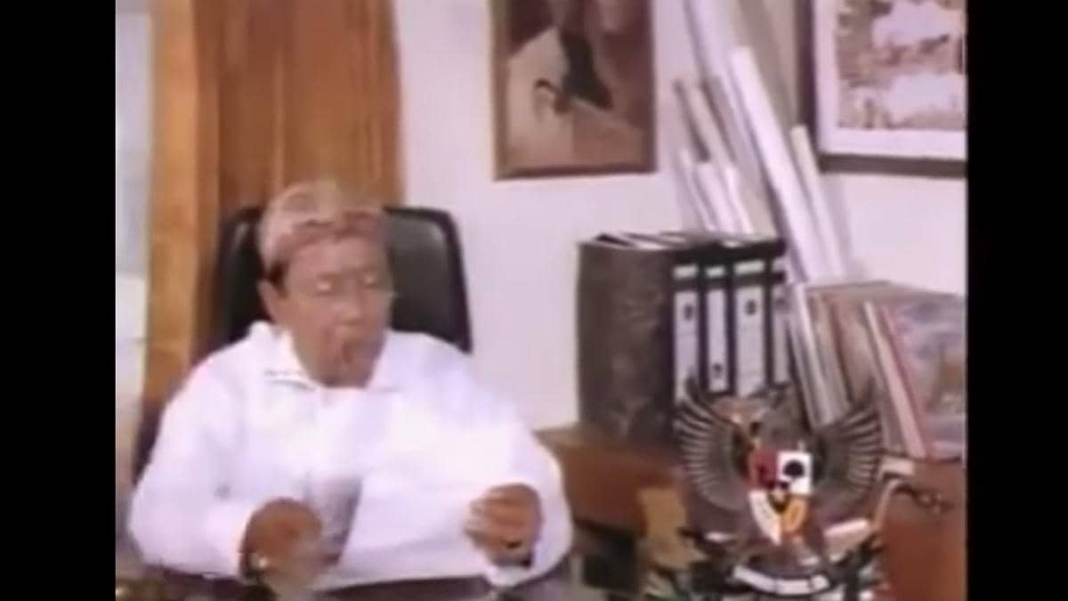 Bapaknya Slamet membaca Surar dari anaknya - Gengsi Dong