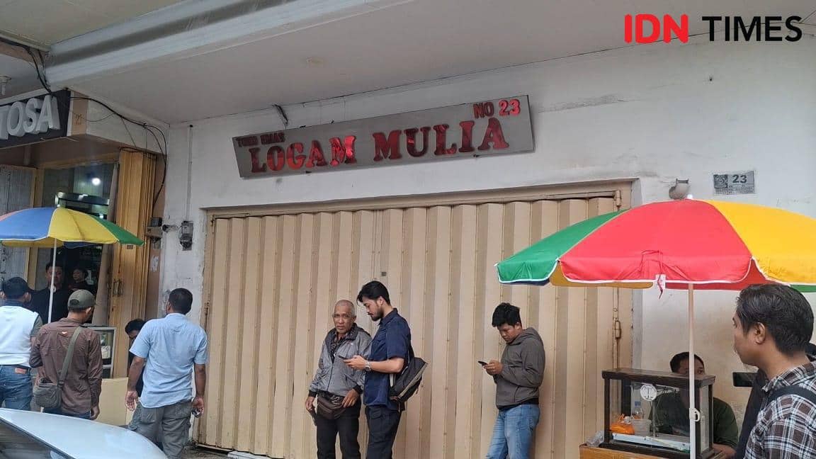 Suasana pasca toko emas di Jl Somba Opu Makassar, Sulsel dirampok dan dibakar emak-emak, Kamis (12/2/2026). IDN Times / Darsil Yahya