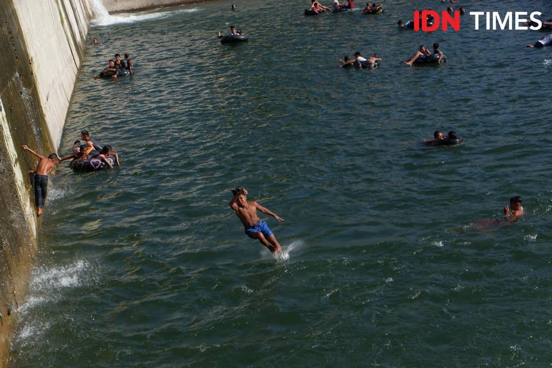 Warga di Padang mandi di salah satu bendungan yang ada di Kecamatan Koto Tangah