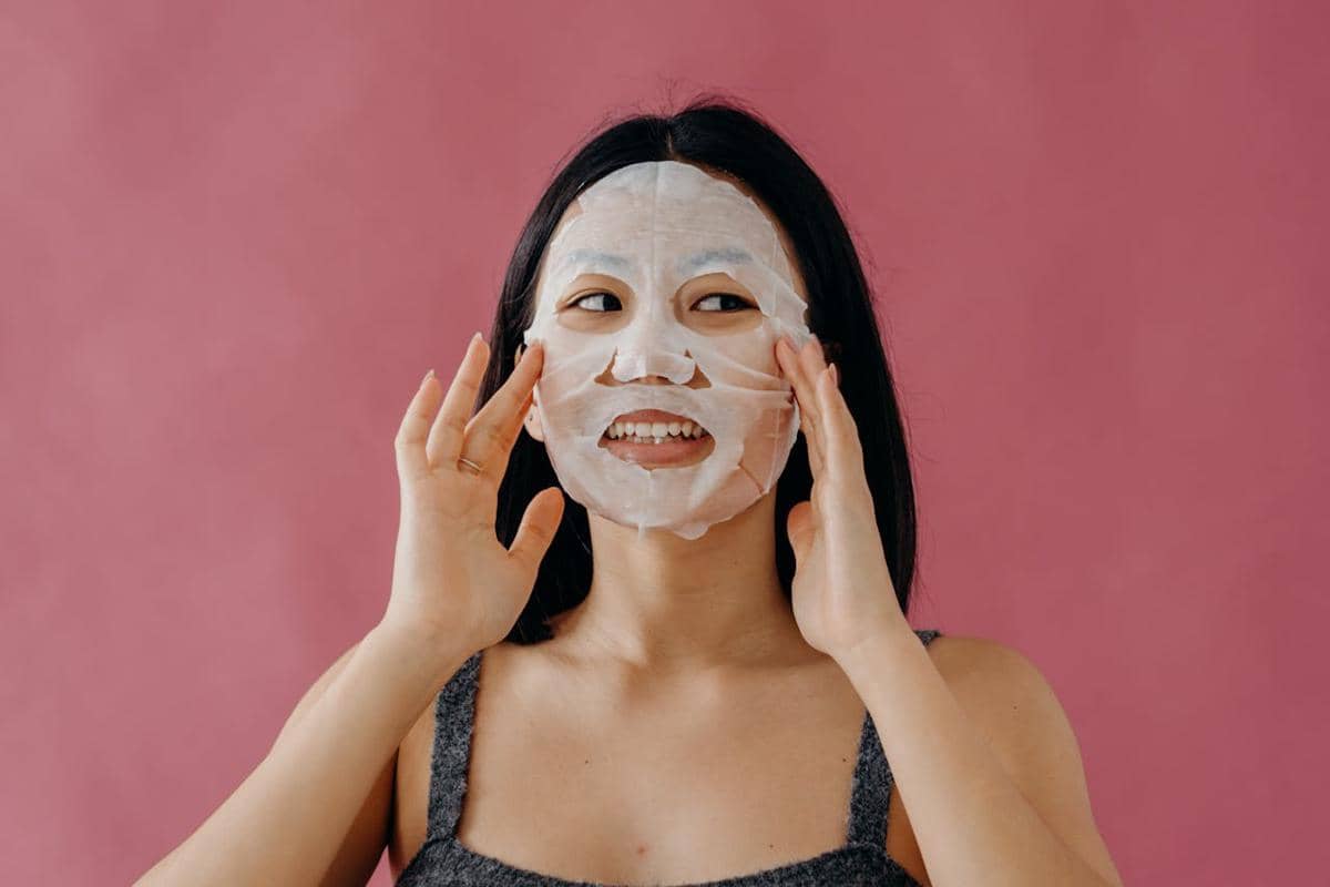 ilustrasi pakai sheet mask