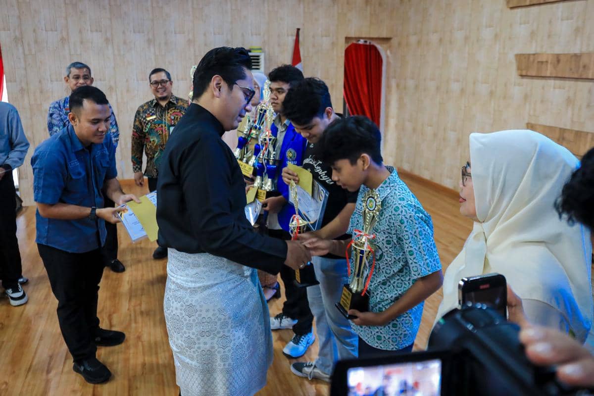 Wali Kota Medan Rico Tri Putra Bayu Waas menyerahkan hadiah kepada para pemenang lomba Invensi dan Pengabdian Masyarakat (Dok. Diskominfo Medan)