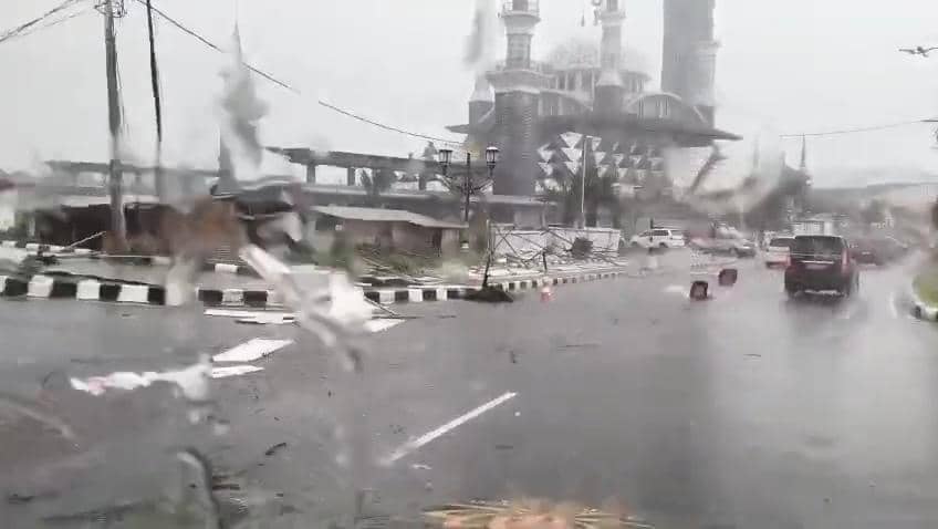 Angin kencang masjid.jpg