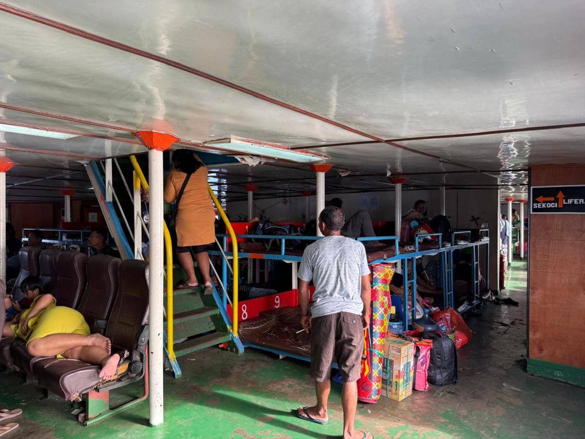 Warga Pulau Ruang naik kapal menuju Kabupaten Bolsel, Sulawesi Utara. Dok. Pemkab Sitaro