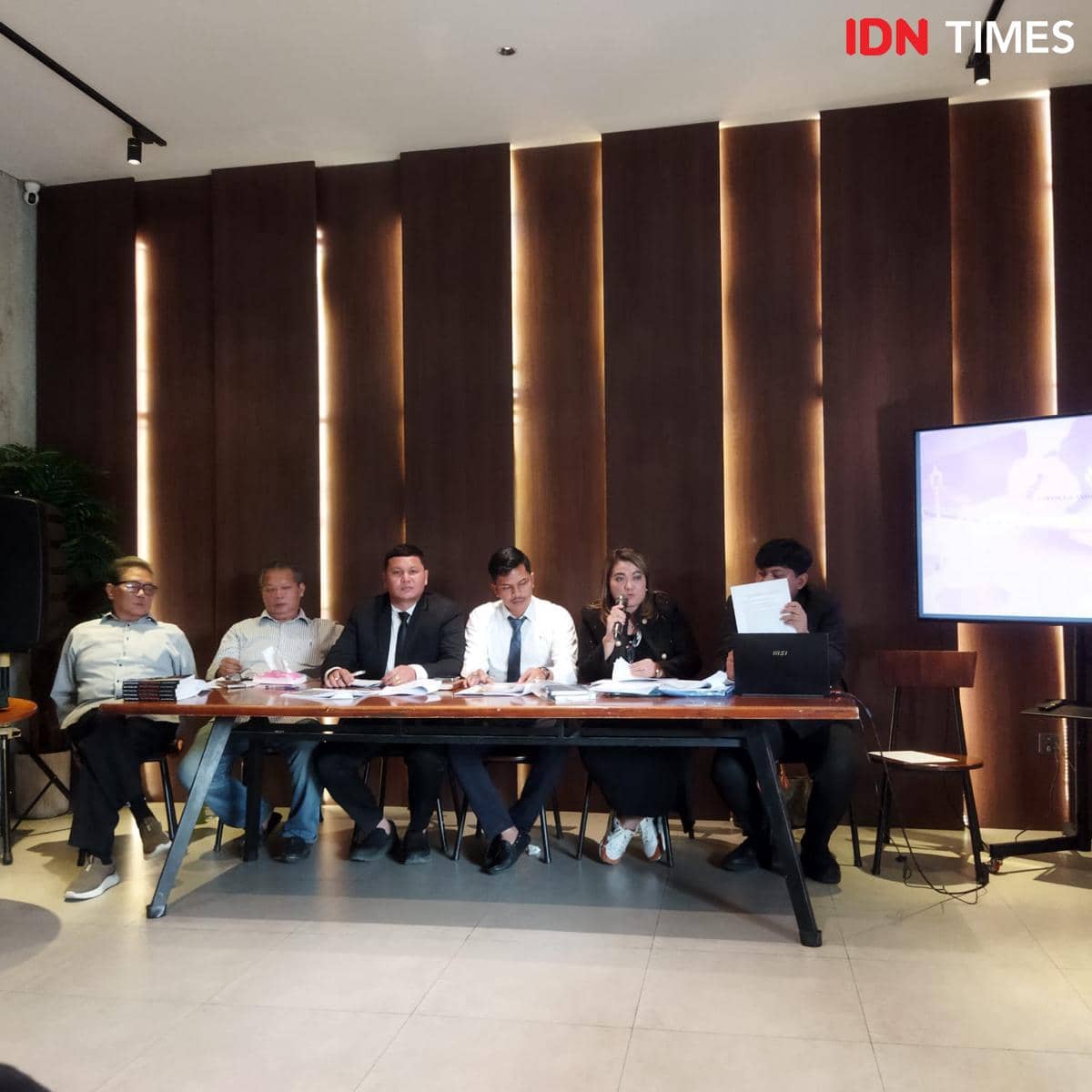 Kuasa hukum ahli waris Mantan Bupati Karo menyampaikan sikap atas putusan terkait penerbitan SHP untuk bangunan di Jalan Kartini (IDN Times/Doni Hermawan)