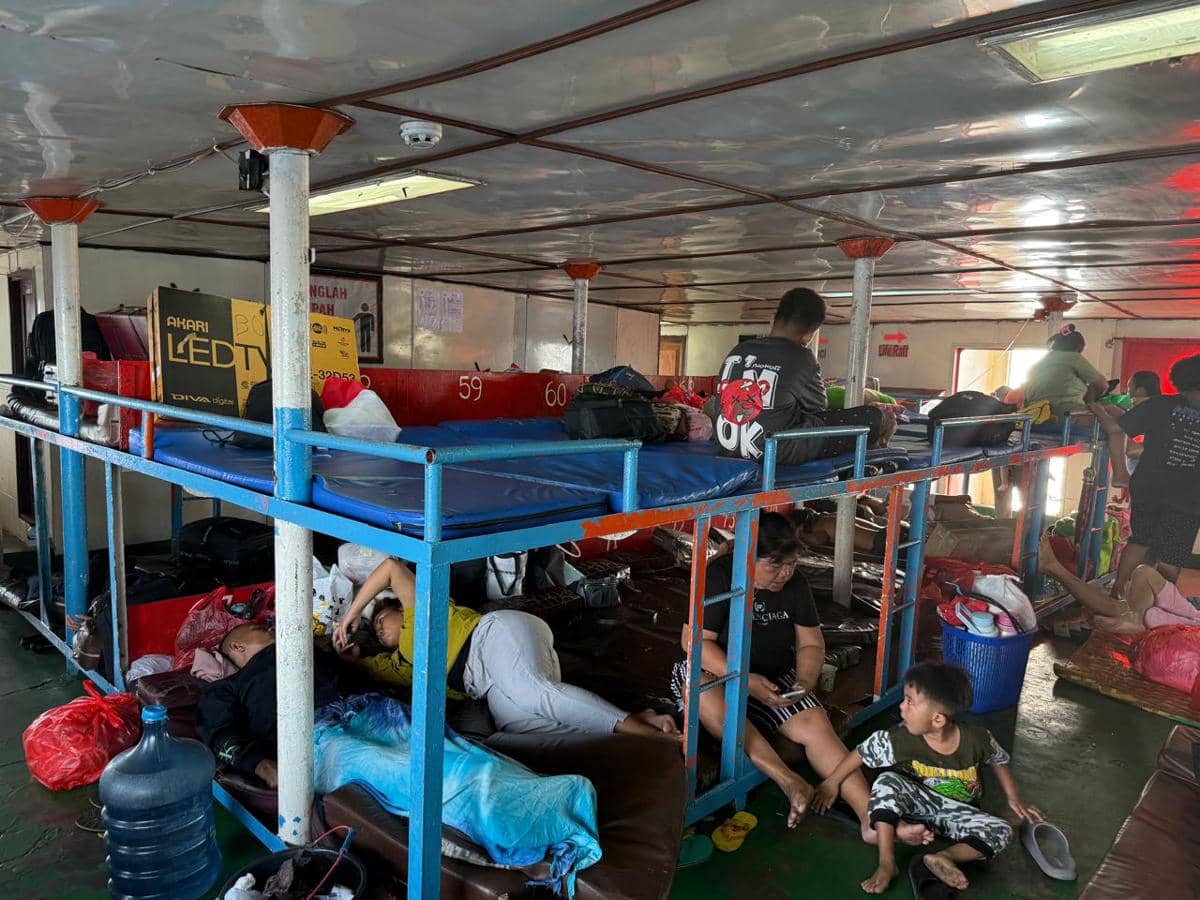 Warga Pulau Ruang direlokasi menggunakan kapal ke Kabupaten Bolsel, Sulawesi Utara. Dok. Pemkab Sitaro