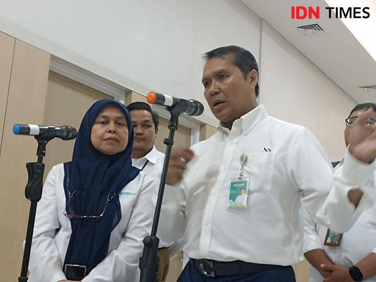 Direktur Layanan Operasional RSCM, Astuti Giantini dan Direktur Medik dan Keperawatan RSCM, Renan Sukmawan saat memberikan keterangan pers di RSCM pada Kamis (12/2/2026).