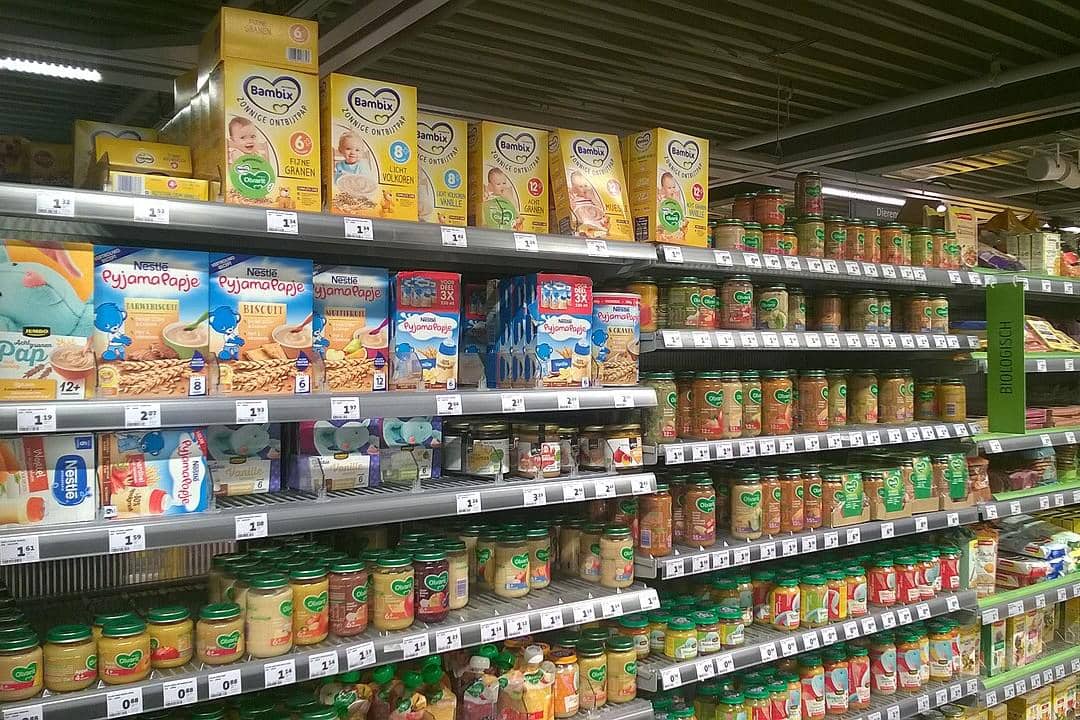Rak berisi aneka makanan bayi di supermarket.
