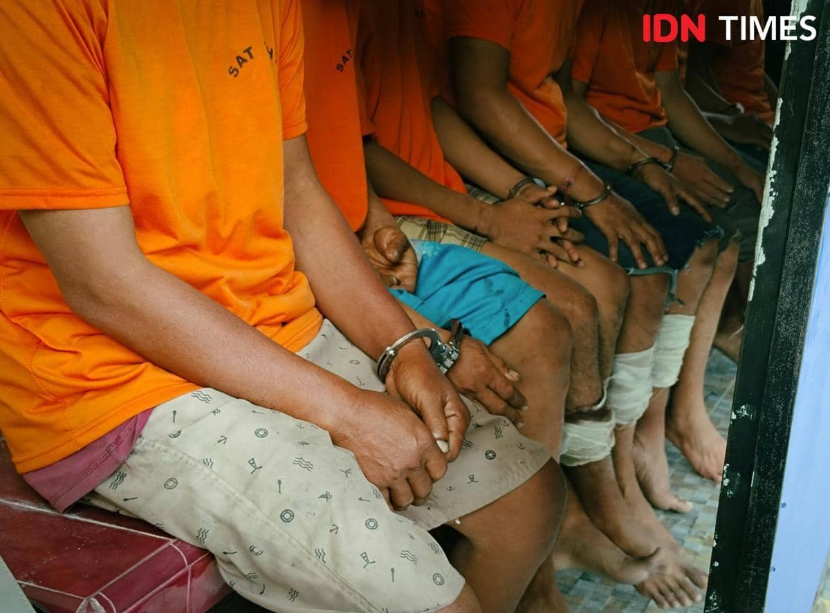 Tangan para tersangka diborgol di Polrestabes Medan (IDN Times/Eko Agus Herianto)