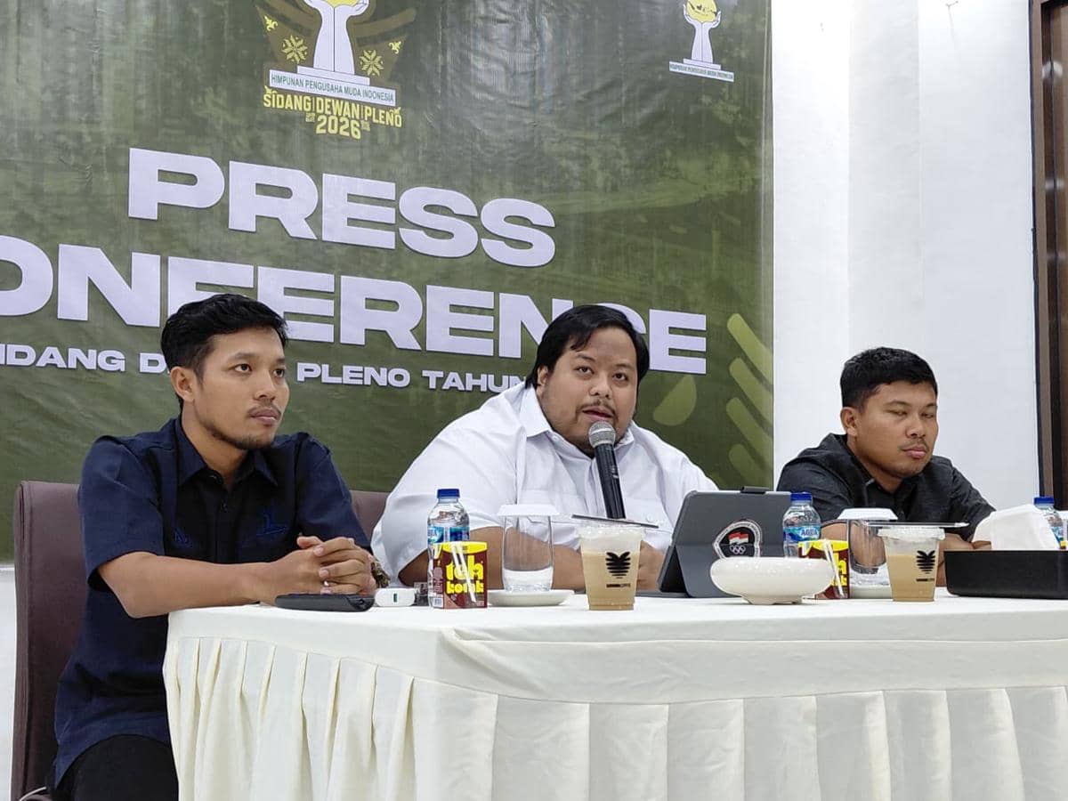 Sekretaris Umum BPD HIPMI Sulawesi Selatan, Amirul Yamin Ramadhansyah (tengah) menyampaikan soal agenda Sidang Dewan Pleno Tahun 2026. (IDN Times/Aan Pranata)