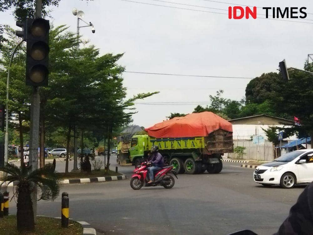 Truk tambang di Banten beroperasi di siang hari. 