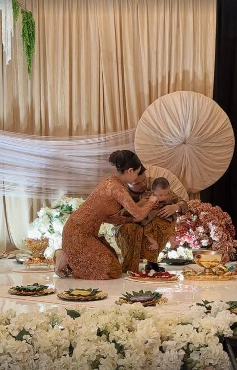 Tedak Siten Baby Arash, Anak Aaliyah dan Thariq Halilintar (instagram.com/aaliyah.massaid)