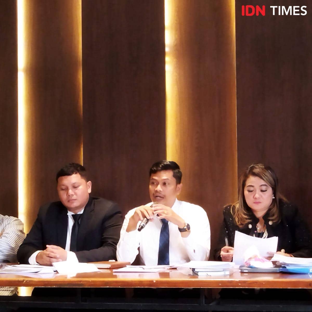 Kuasa hukum ahli waris Mantan Bupati Karo menyampaikan sikap atas putusan terkait penerbitan SHP untuk bangunan di Jalan Kartini (IDN Times/Doni Hermawan)