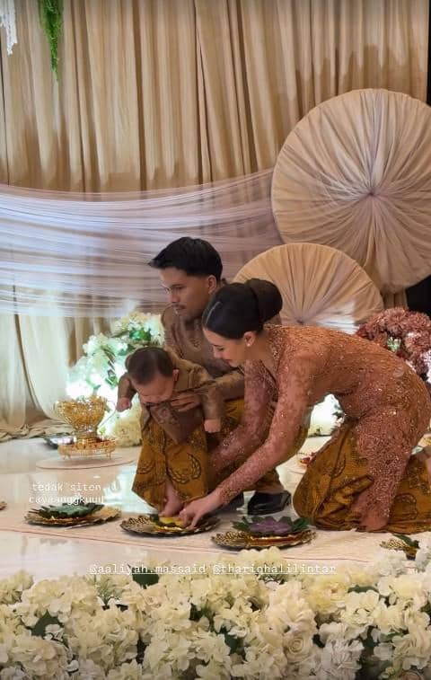 Tedak Siten Baby Arash, Anak Aaliyah dan Thariq Halilintar (instagram.com/aaliyah.massaid)