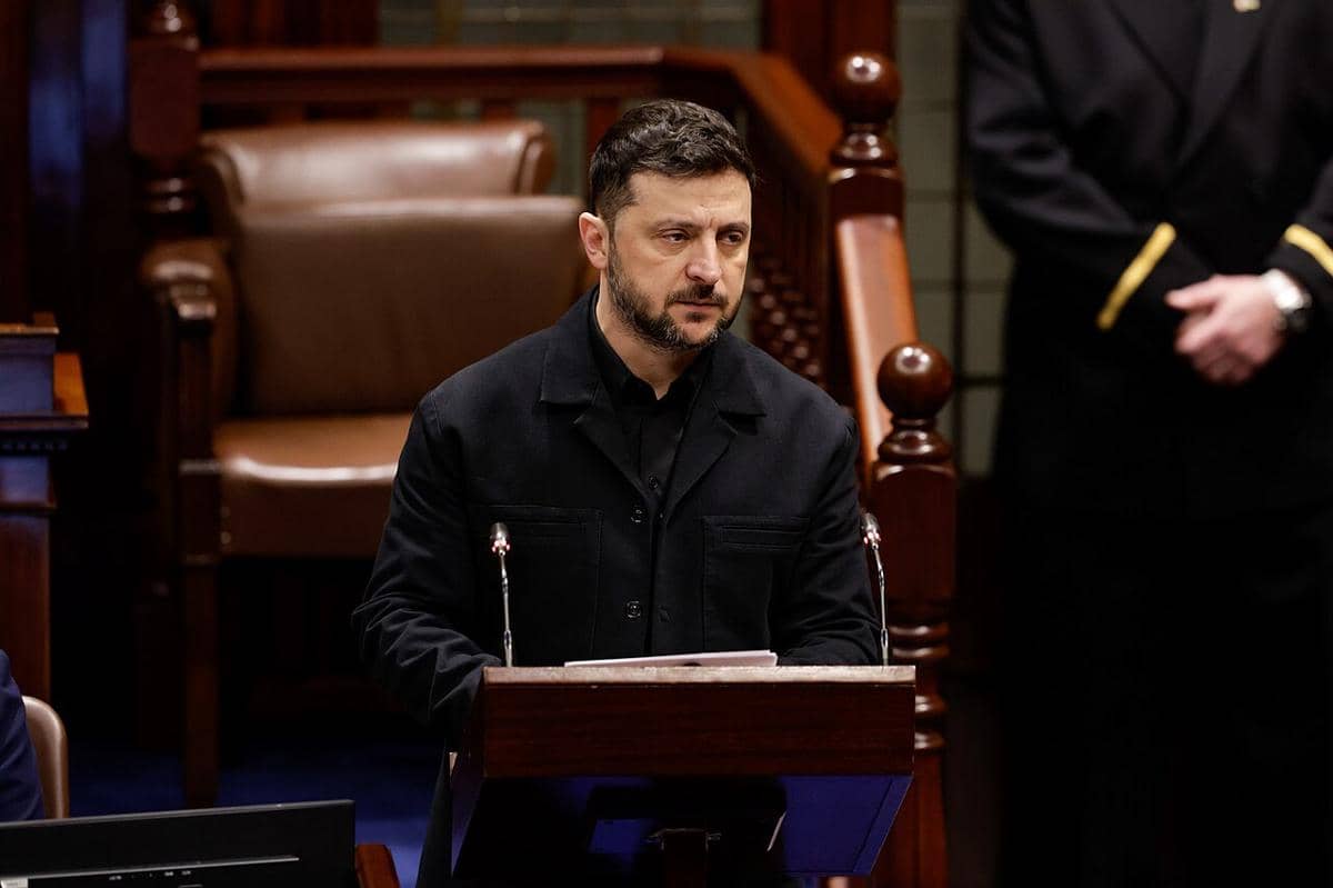 Volodymyr Zelenskyy sedang berpidato.