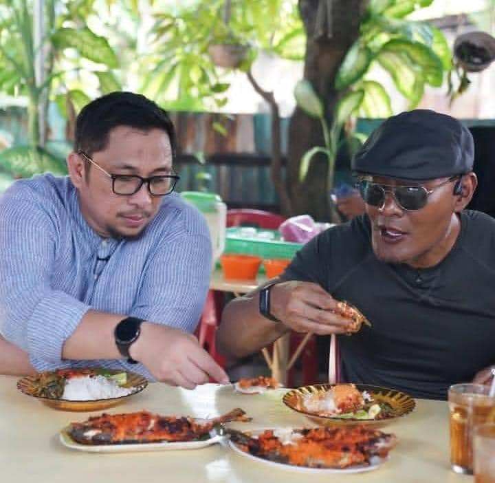 potret Deddy Corbuzier nikmati kuliner di Padang