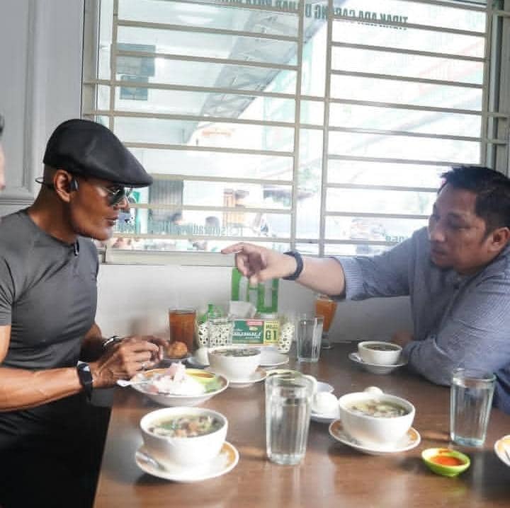 potret Deddy Corbuzier nikmati kuliner di Padang