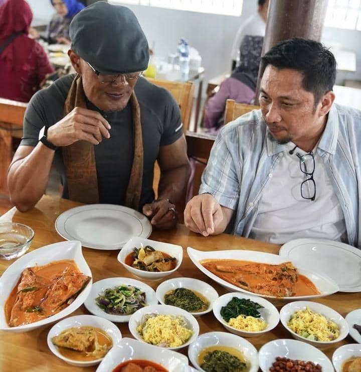 potret Deddy Corbuzier nikmati kuliner di Padang