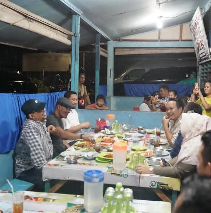 potret Deddy Corbuzier nikmati kuliner di Padang