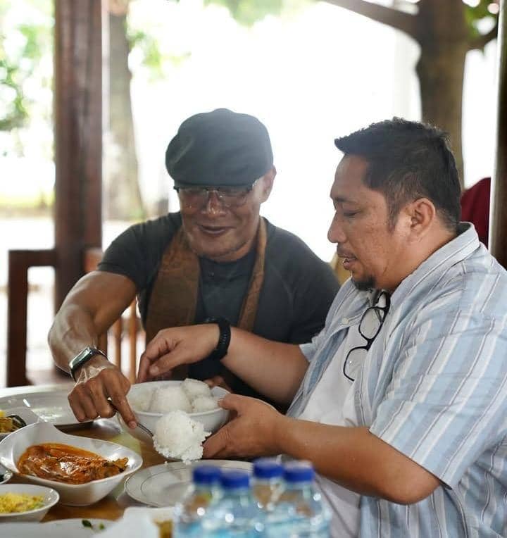 potret Deddy Corbuzier nikmati kuliner di Padang