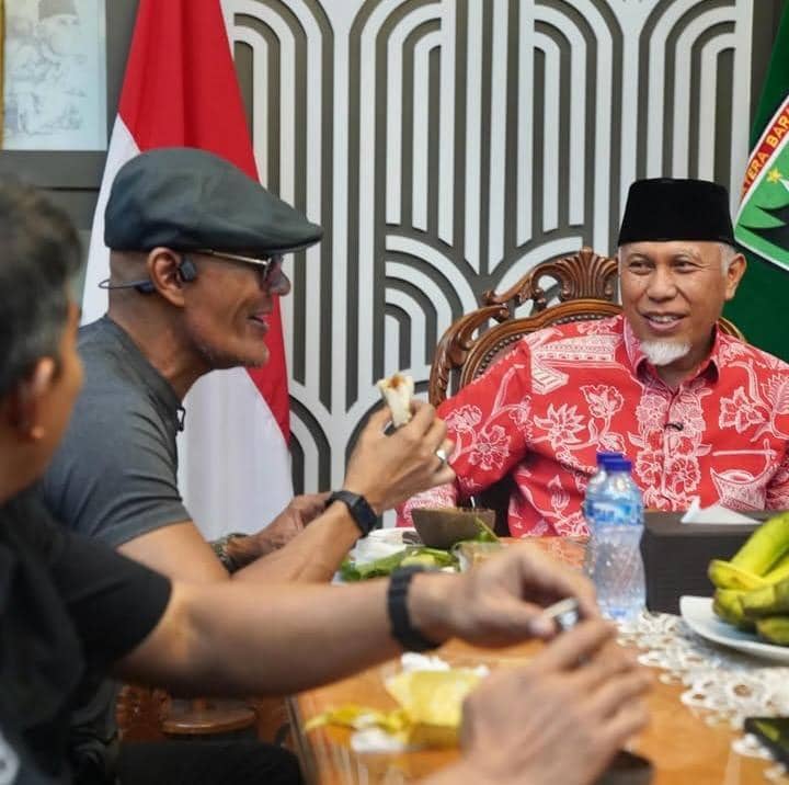 potret Deddy Corbuzier nikmati kuliner di Padang