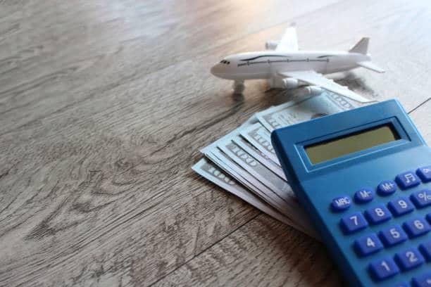 Ilustrasi perbandingan harga tiket pesawat (istockphoto.com/mohd izzuan)