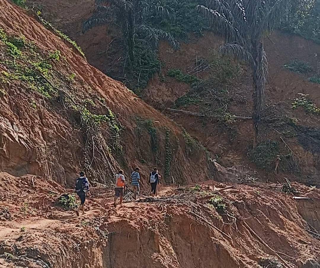 Kondisi jalan rusak di Kecamatan Tukka, Kabupaten Tapanuli Tengah, setelah dihantam tanah longsor pada November 2025 lalu. (Foto: Junaidin Zai/)
