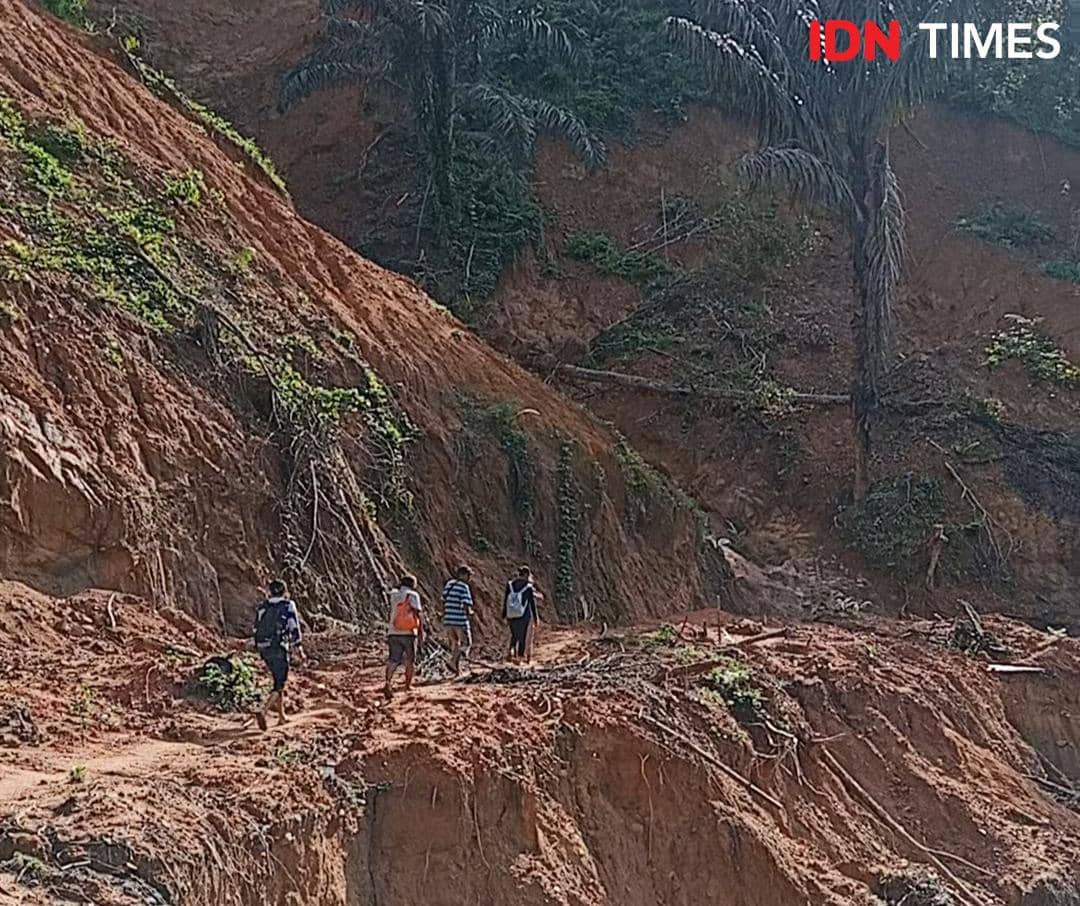 Kondisi jalan rusak di Kecamatan Tukka, Kabupaten Tapanuli Tengah, setelah dihantam tanah longsor pada November 2025 lalu. (Dok.Junaidin Zai)