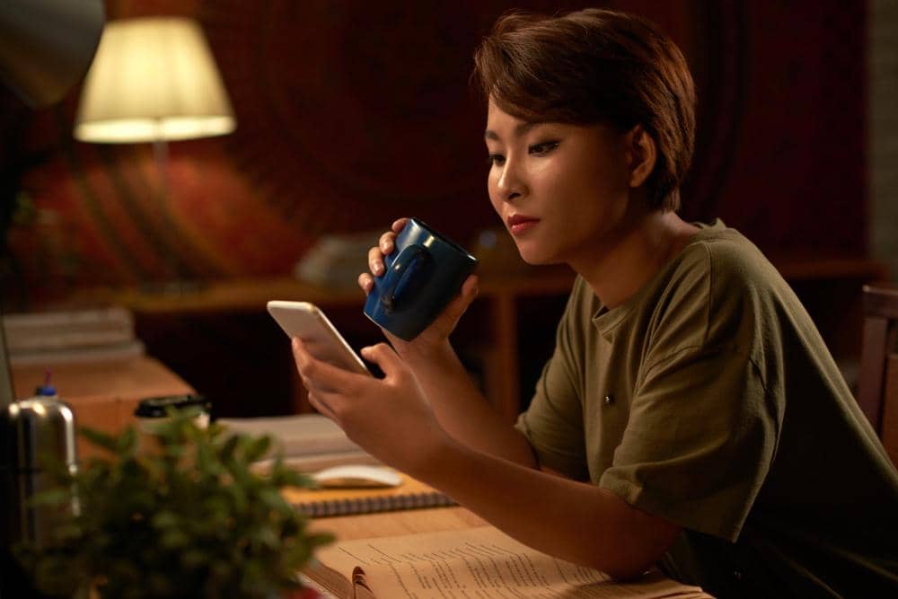 ilustrasi sibuk dengan gadget