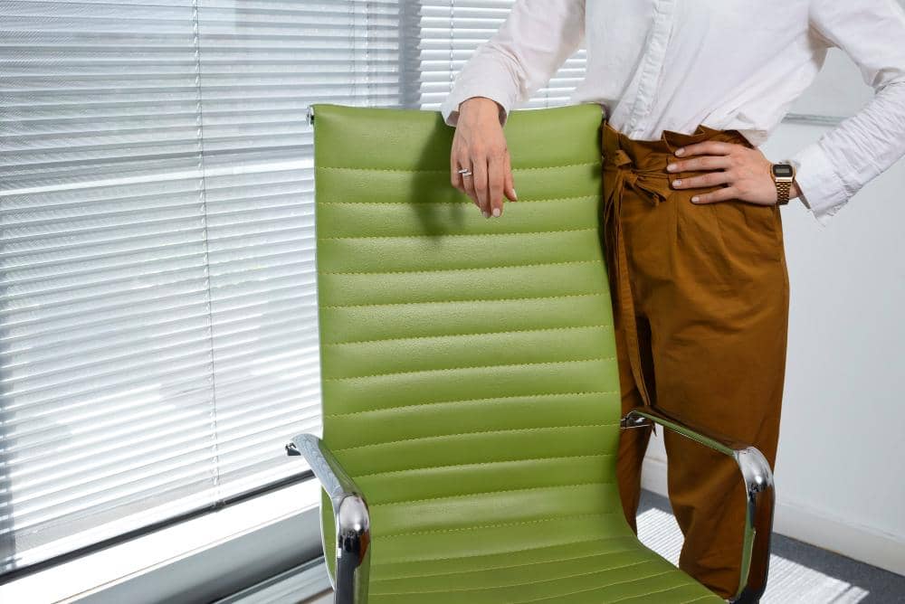 ilustrasi merapikan kursi