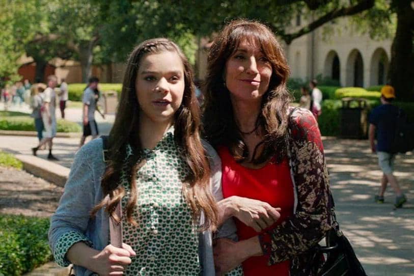 Hailee Steinfeld dan Katey Sagal dalam film Pitch Perfect 2