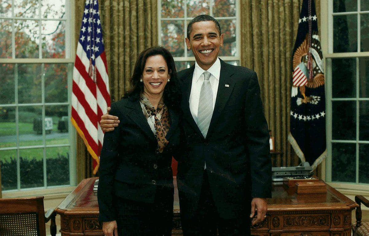 Barack Obama dan Kamala Harris sedang berada di Gedung Putih
