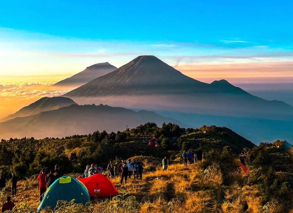 ilustrasi pemandangan di Gunung Prau saat sunrise