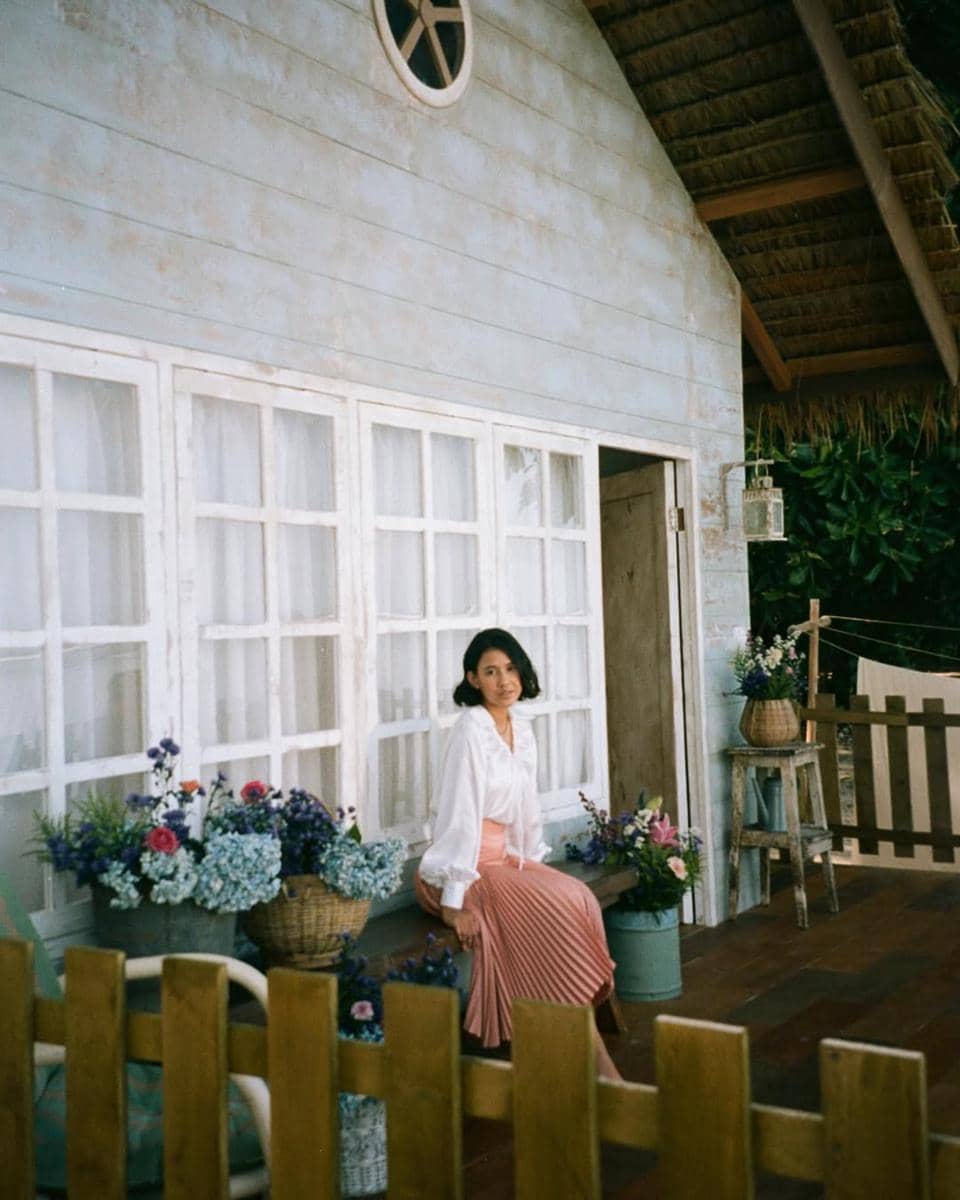 padu padan outfit nuansa putih ala Shenina Cinnamon