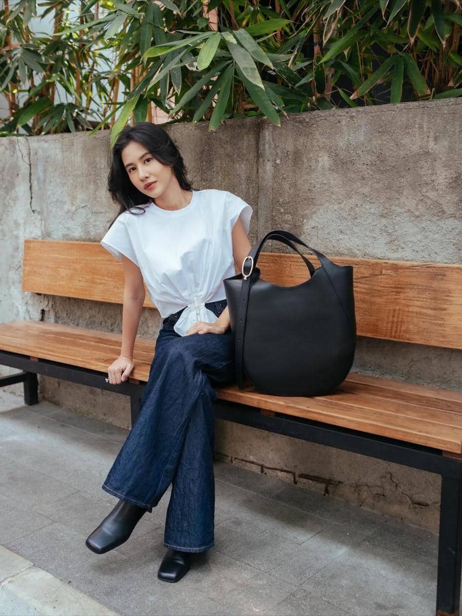 padu padan outfit nuansa putih ala Shenina Cinnamon